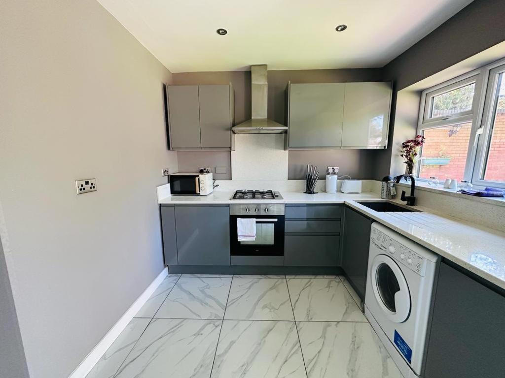 Burmese - 5 Bedroom House Earley Екстер'єр фото